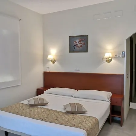 Готель La Luna Blanca Торремолінос